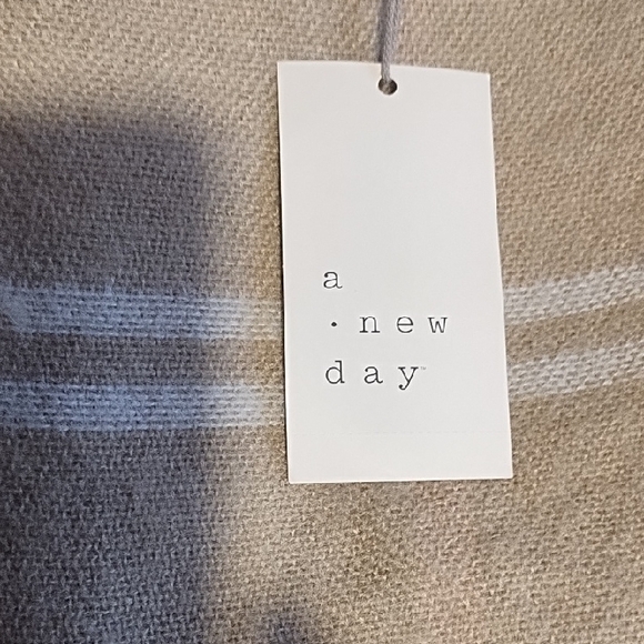 A New Day NWT Tan And White Poncho with Fringe OSFM. - Picture 8 of 9